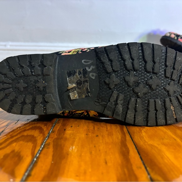 Vintage pink and black floral lace up boot - Picture 3 of 3